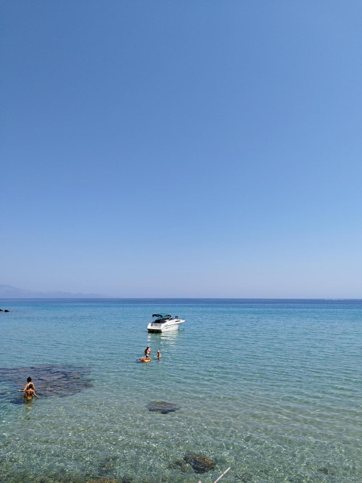 Villa Agia Aikaterini Amoudi Exterior photo
